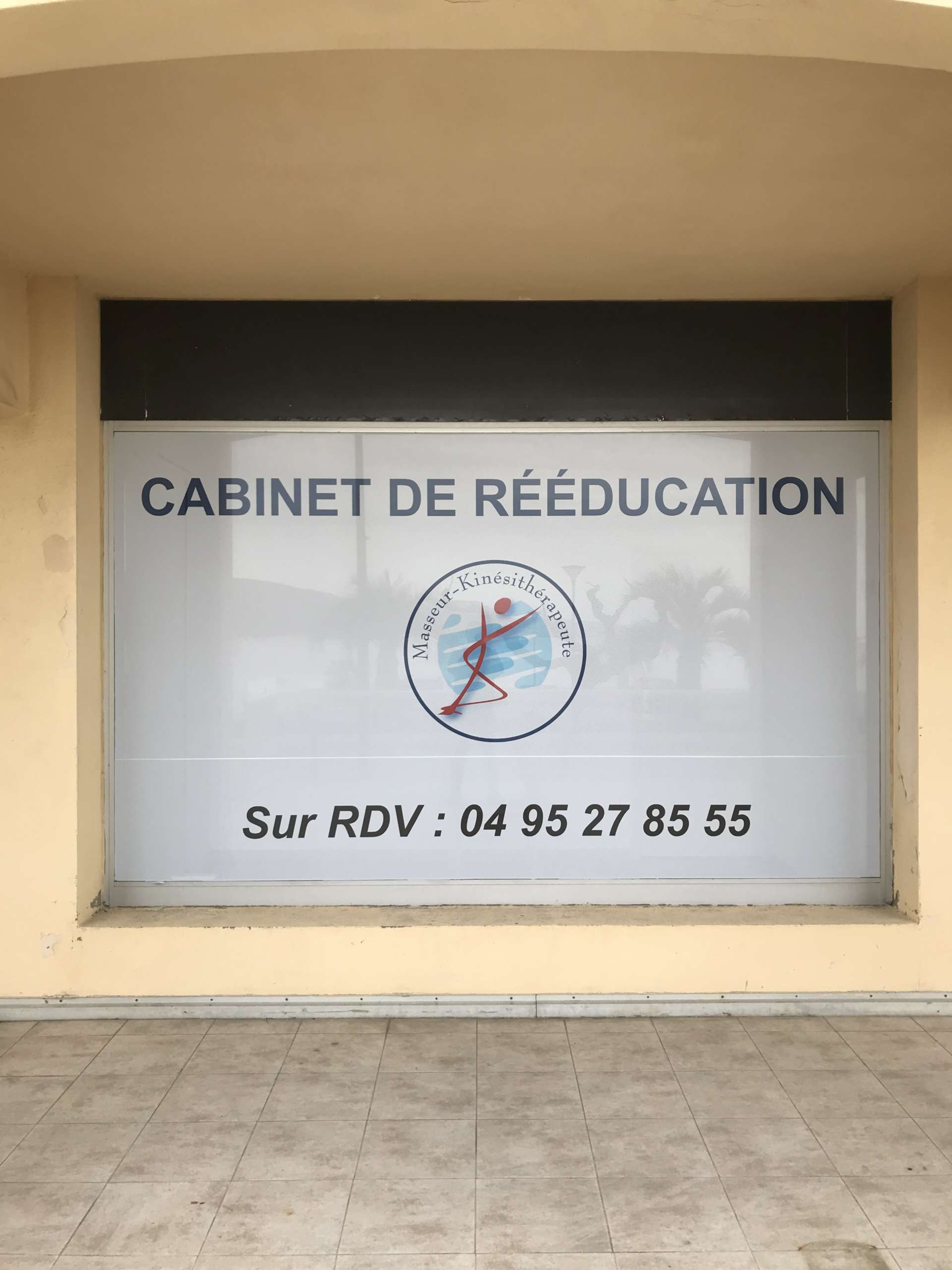 Pose d’un film vinyle pour un cabinet de rééducation